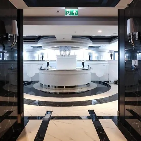 Hanza Tower White 24 Pool & Jacuzzi *